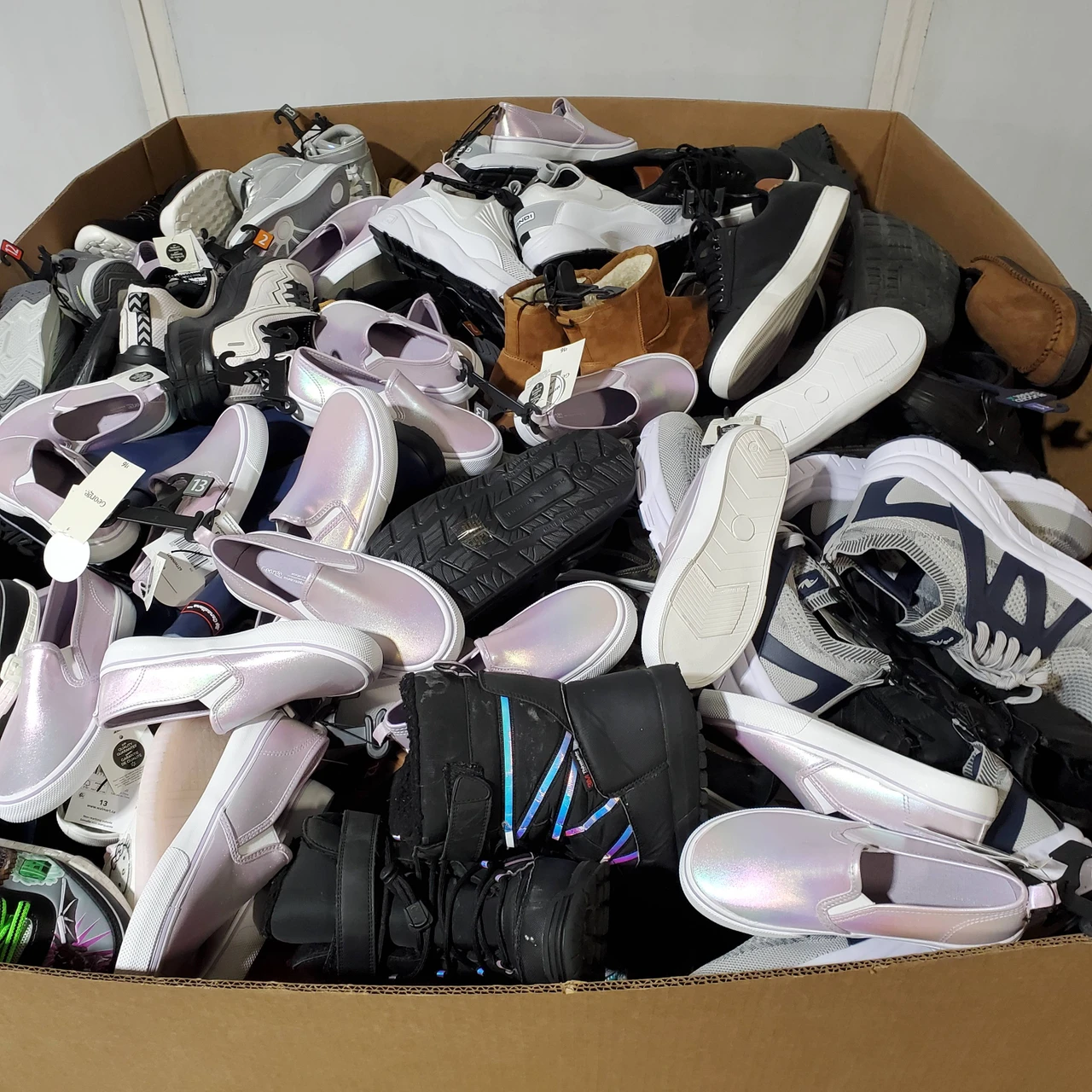 257 units of Shoes (pair) - MSRP $5,179 - Returns (Lot # 967908)