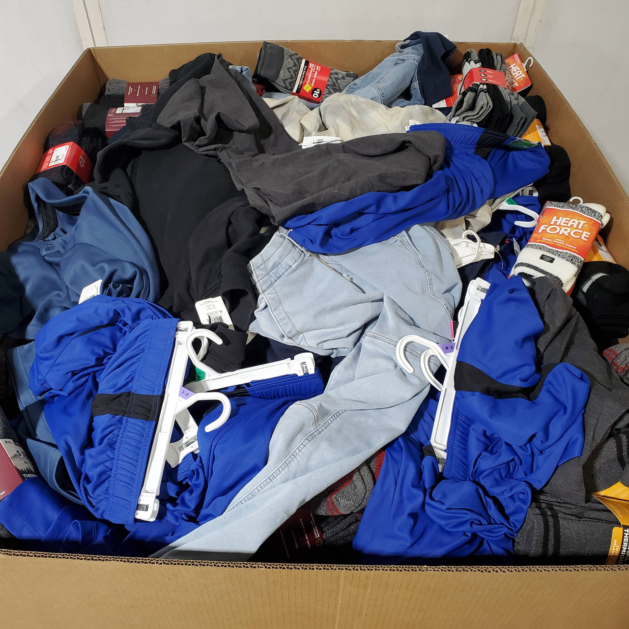 979 units of Clothing & Accessories - MSRP $12,600 - Returns (Lot # 973504)