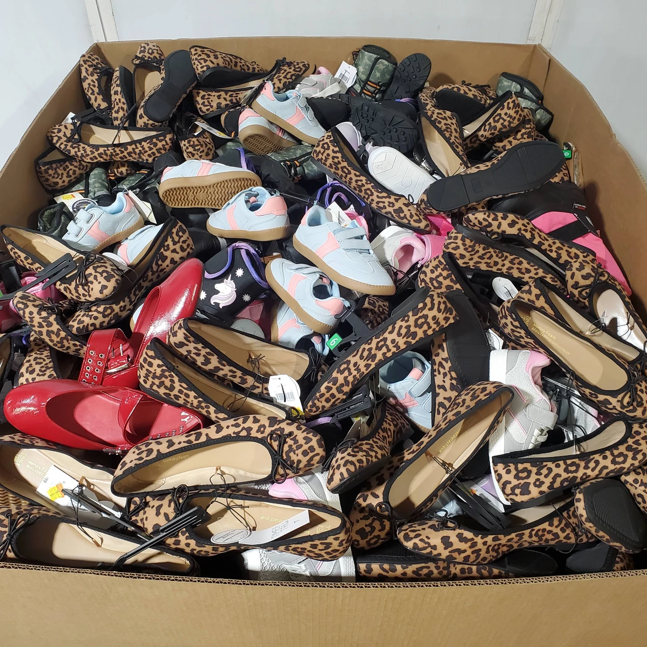 382 units of Shoes (pair) - MSRP $8,763 - Returns (Lot # 973403)