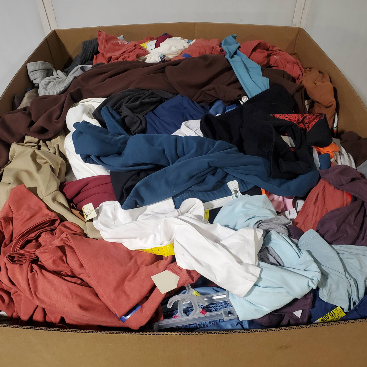 807 units of Clothing & Accessories - MSRP $8,070 - Returns (Lot # 973411)