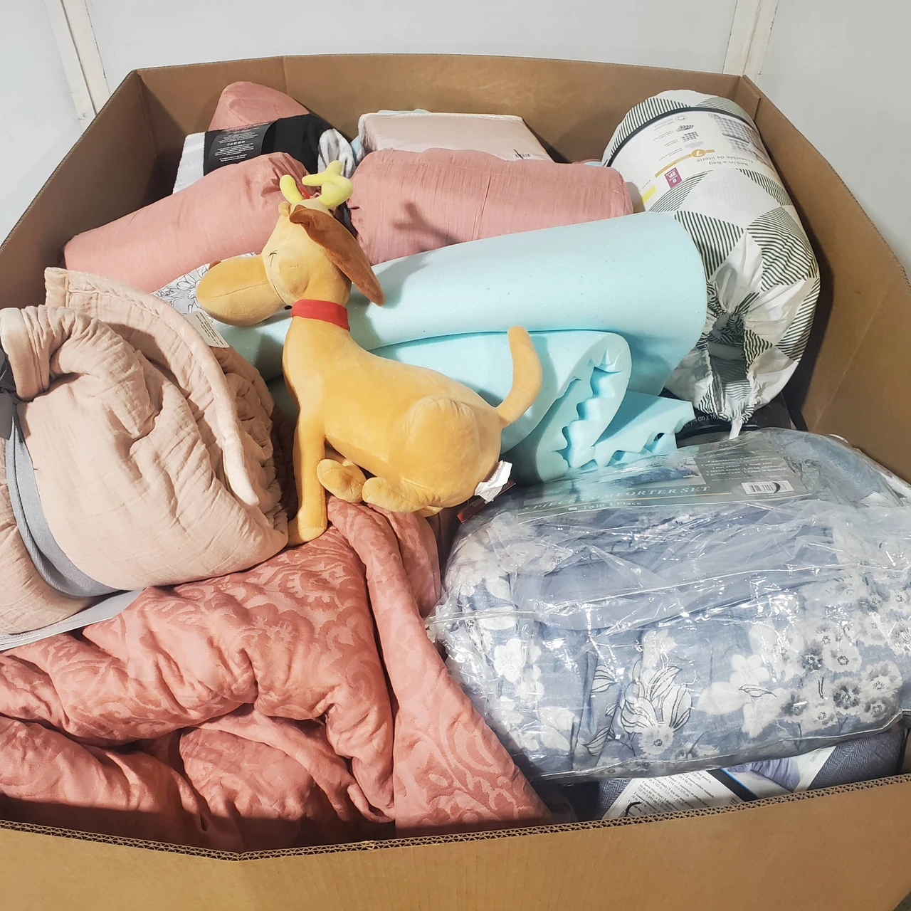 40 units of Bedding - MSRP $1,295 - Returns (Lot # 973506)