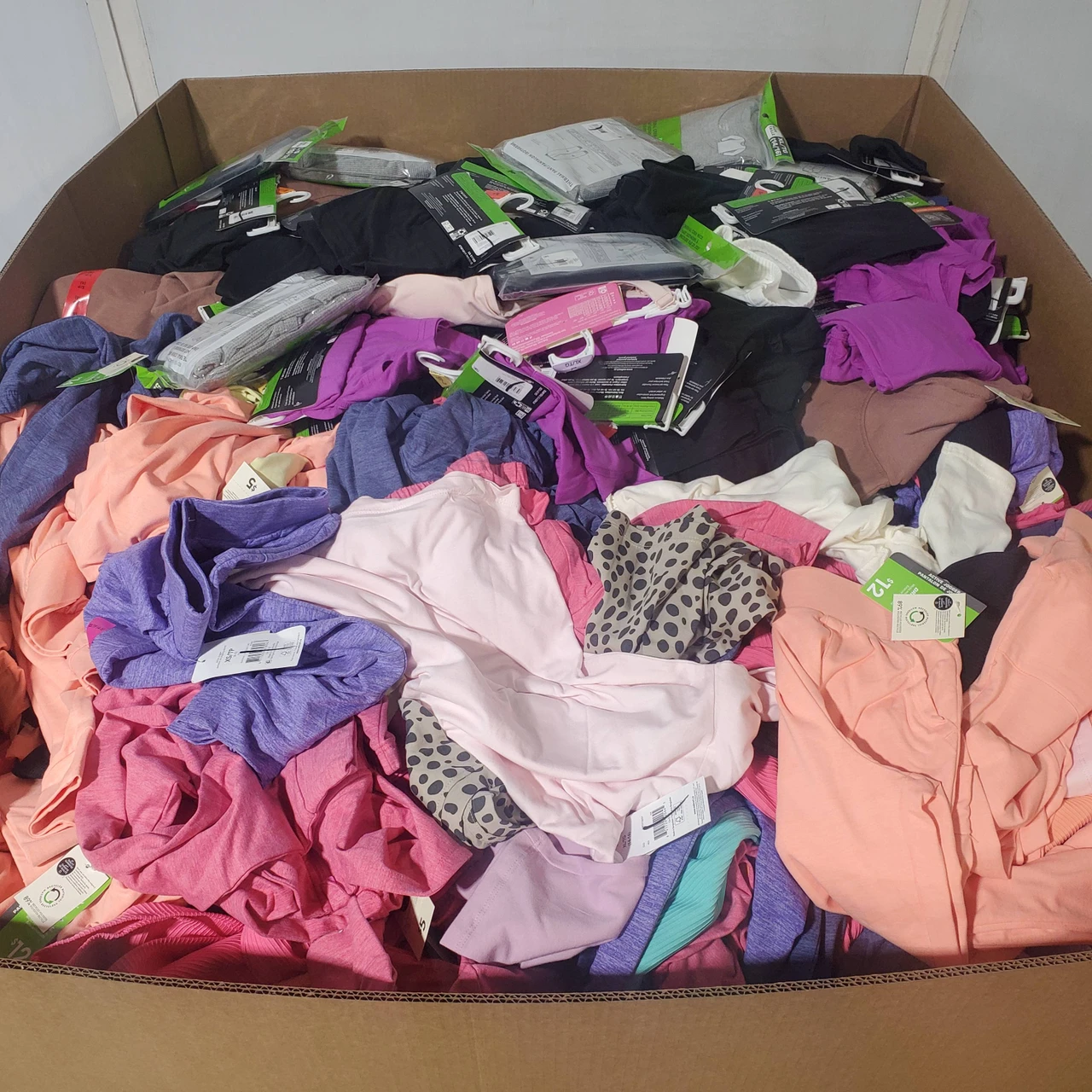 864 units of Clothing & Accessories - MSRP $11,152 - Returns (Lot # 973711)