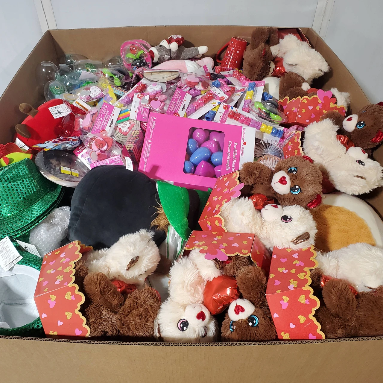 1231 units of Holidays & Party - MSRP $5,536 - Returns (Lot # 971416)