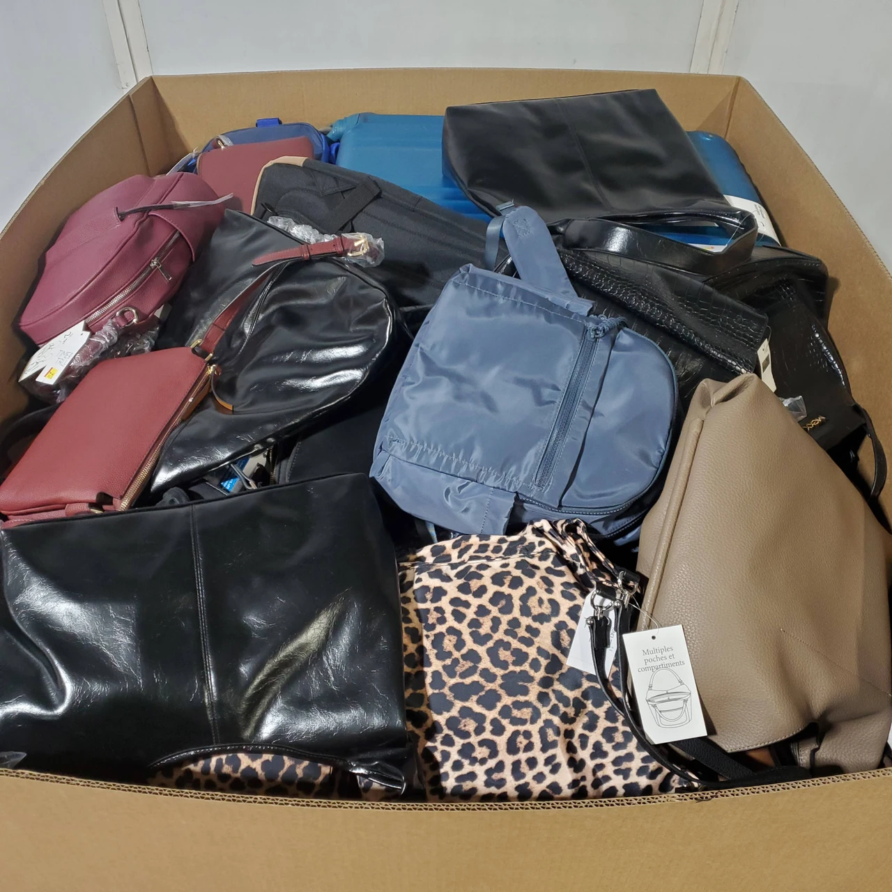 227 units of Luggages & Bags - MSRP $6,572 - Returns (Lot # 973712)