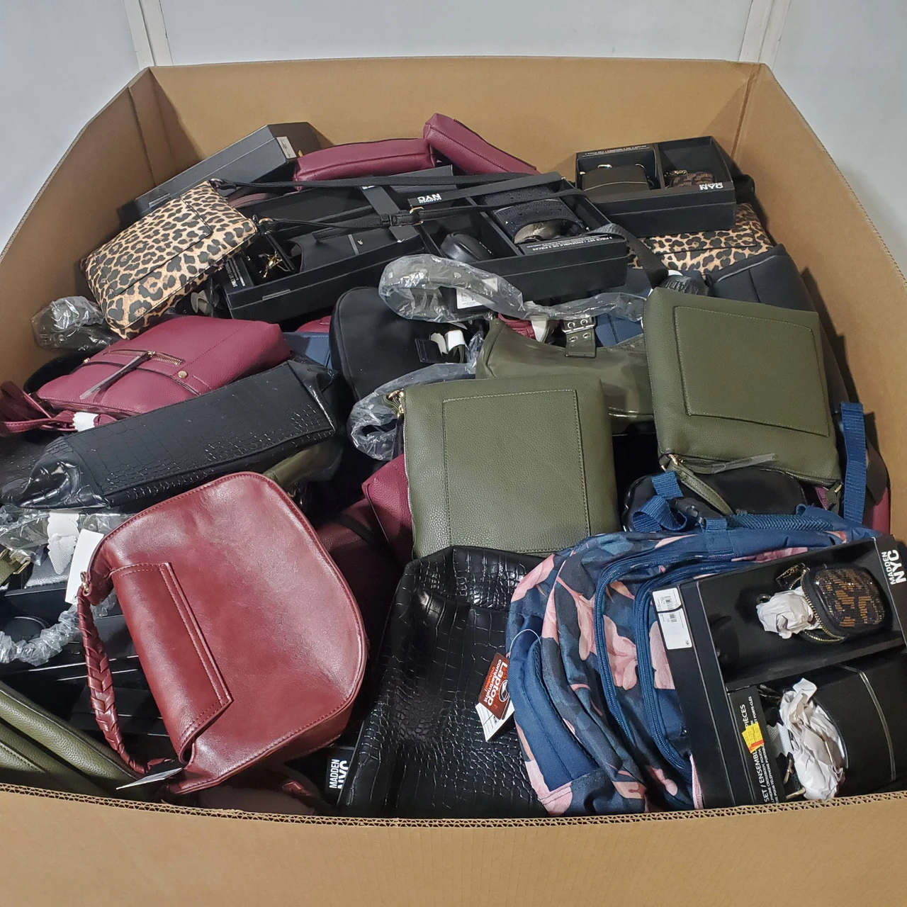 233 units of Luggages & Bags - MSRP $6,851 - Returns (Lot # 974101)