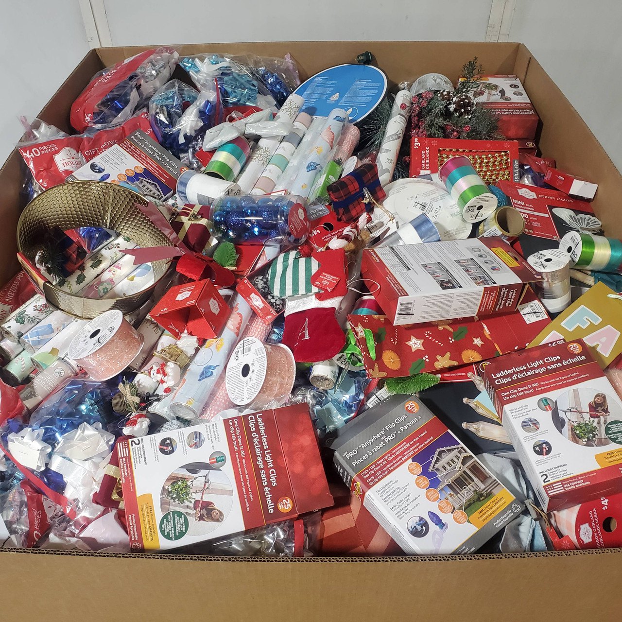 664 units of Christmas - MSRP $3,811 - Returns (Lot # 973110)