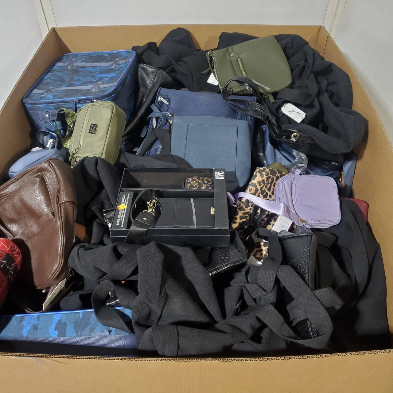 145 units of Luggages & Bags - MSRP $4,159 - Returns (Lot # 974309)