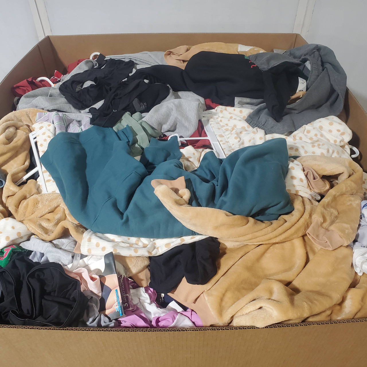 796 units of Clothing & Accessories - MSRP $10,025 - Returns (Lot # 974408)