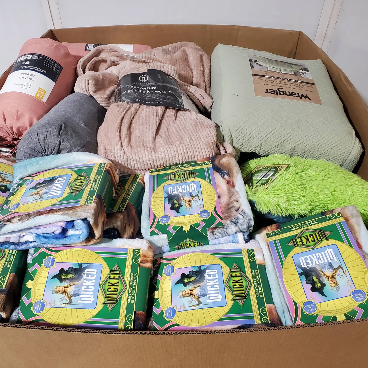 79 units of Bedding - MSRP $2,219 - Returns (Lot # 974406)