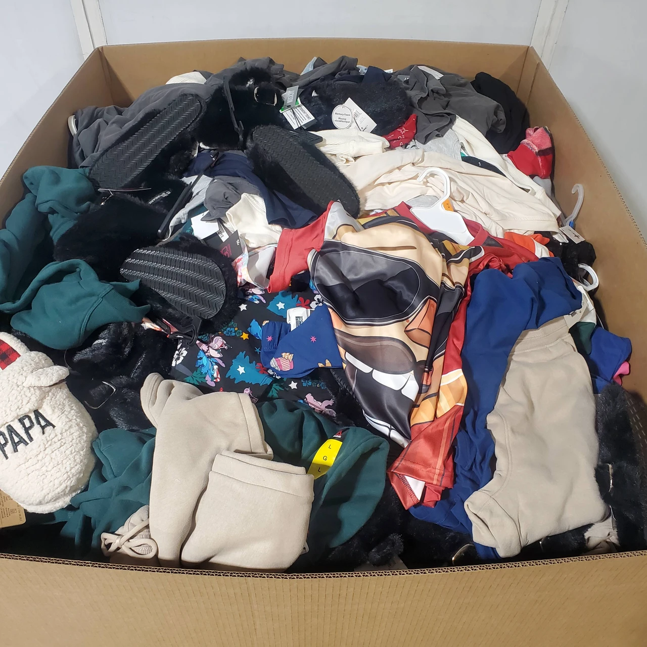556 units of Clothing & Accessories - MSRP $10,019 - Returns (Lot # 974516)