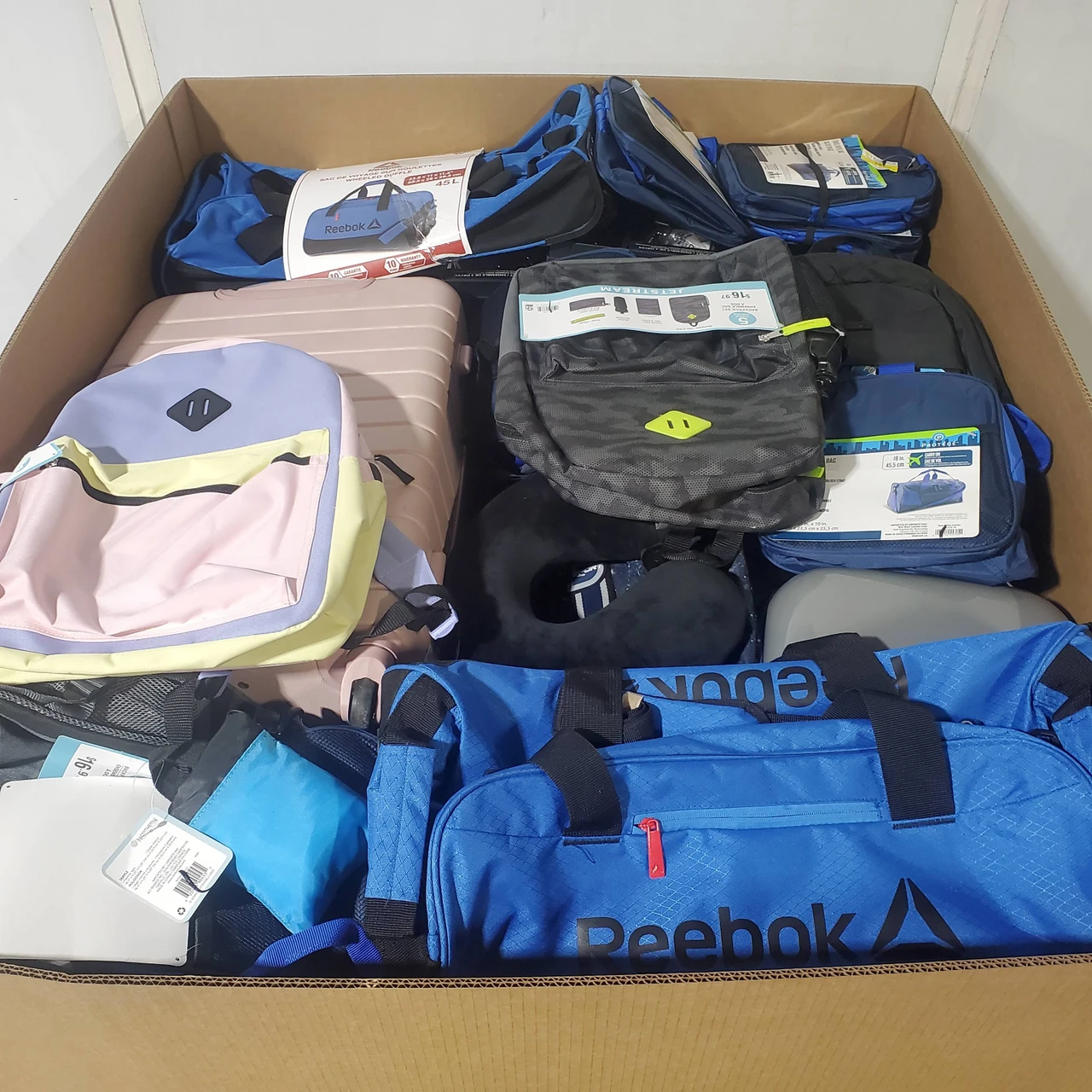 194 units of Luggages & Bags - MSRP $5,253 - Returns (Lot # 974601)