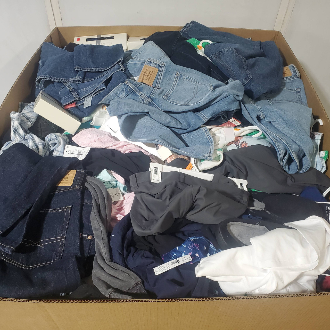 617 units of Clothing & Accessories - MSRP $8,842 - Returns (Lot # 975508)