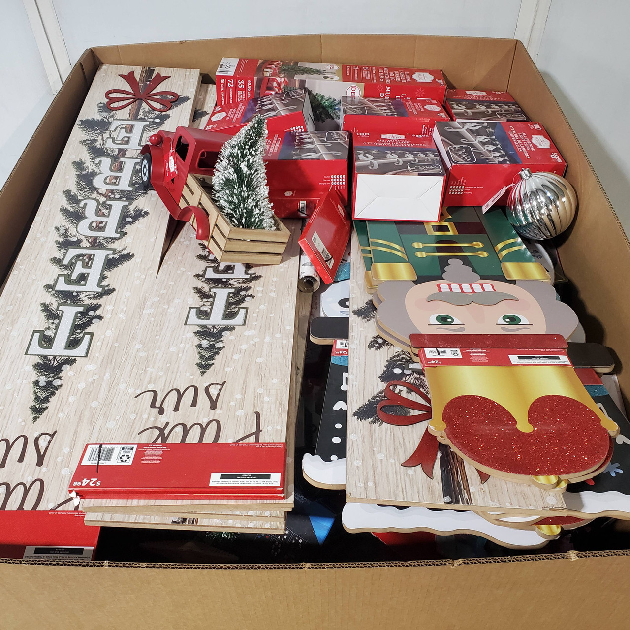 400 units of Christmas - MSRP $3,092 - Returns (Lot # 975009)