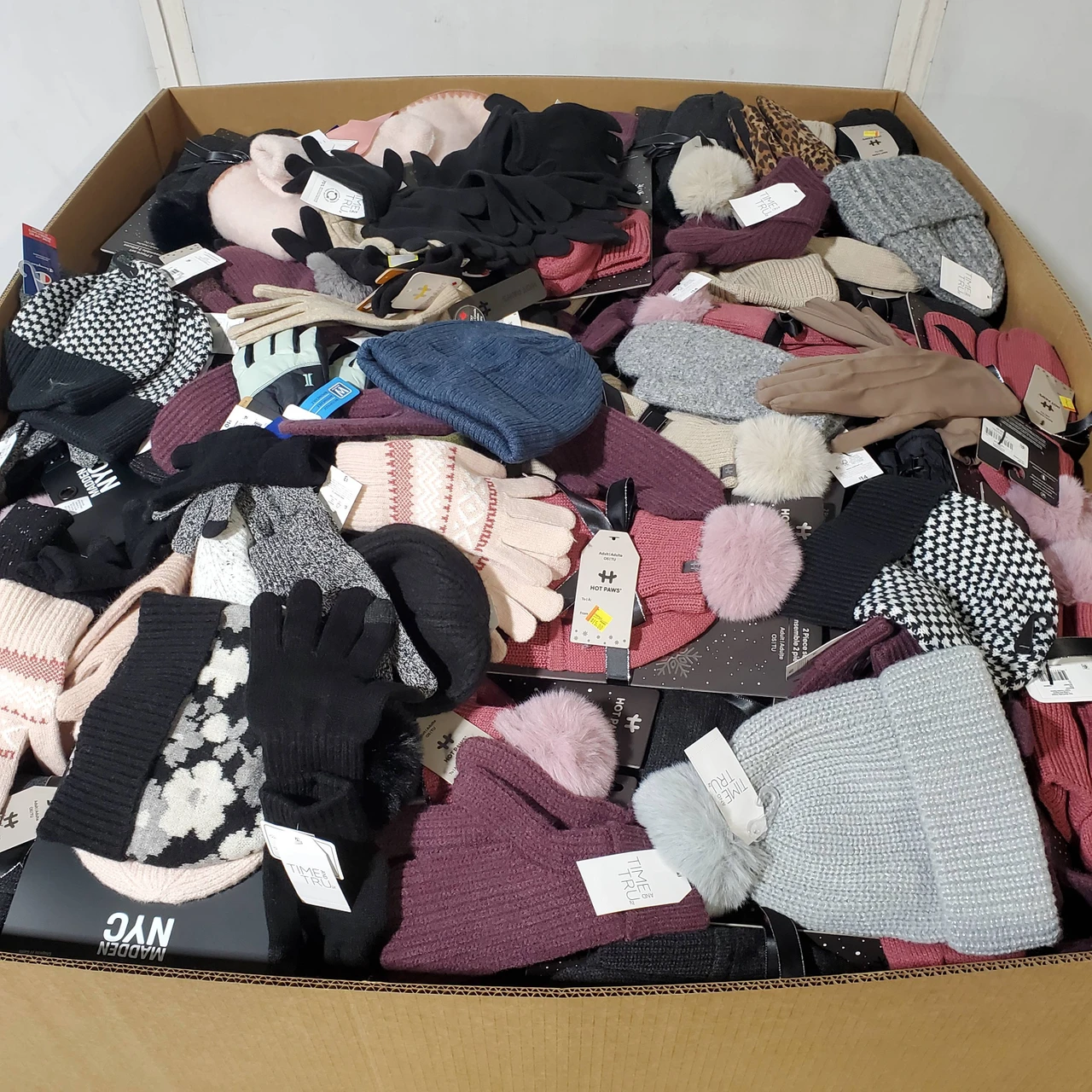 1085 units of Winter Accessories - MSRP $14,188 - Returns (Lot # 975723)