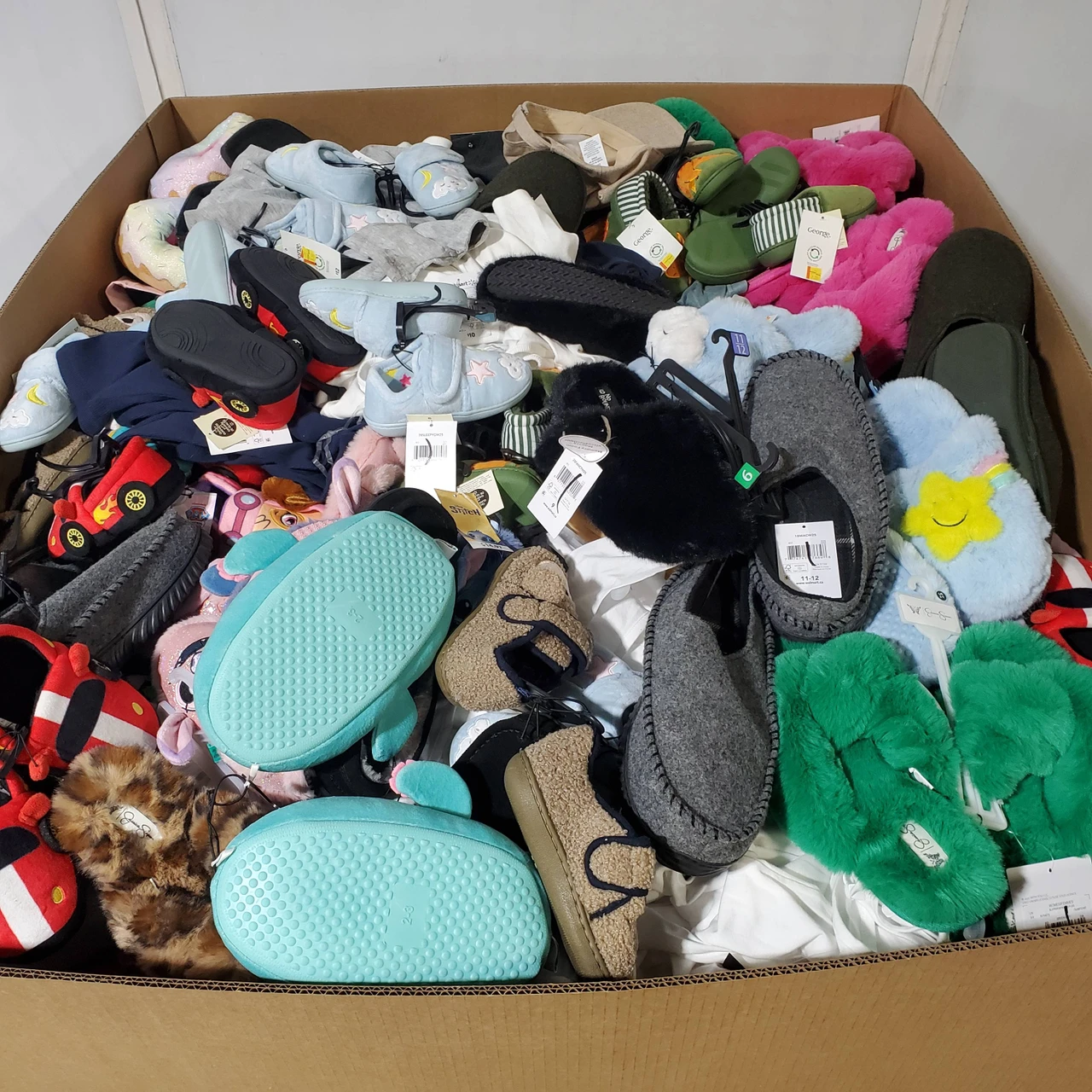 716 units of Clothing & Accessories - MSRP $10,125 - Returns (Lot # 975727)