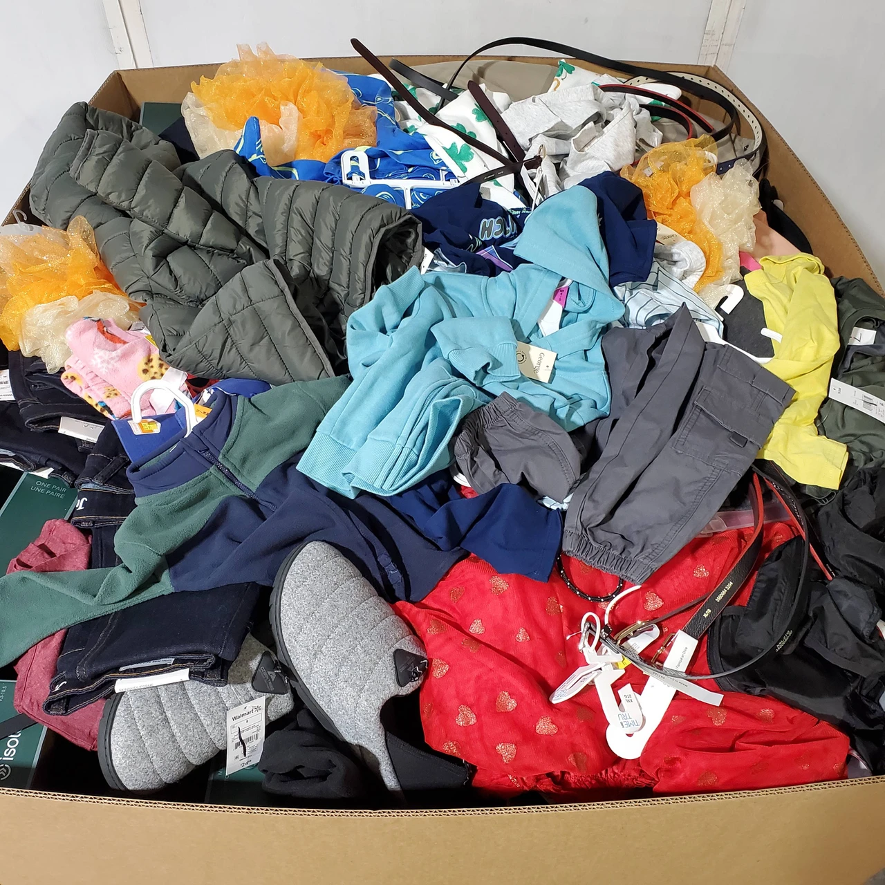 583 units of Clothing & Accessories - MSRP $10,115 - Returns (Lot # 975910)