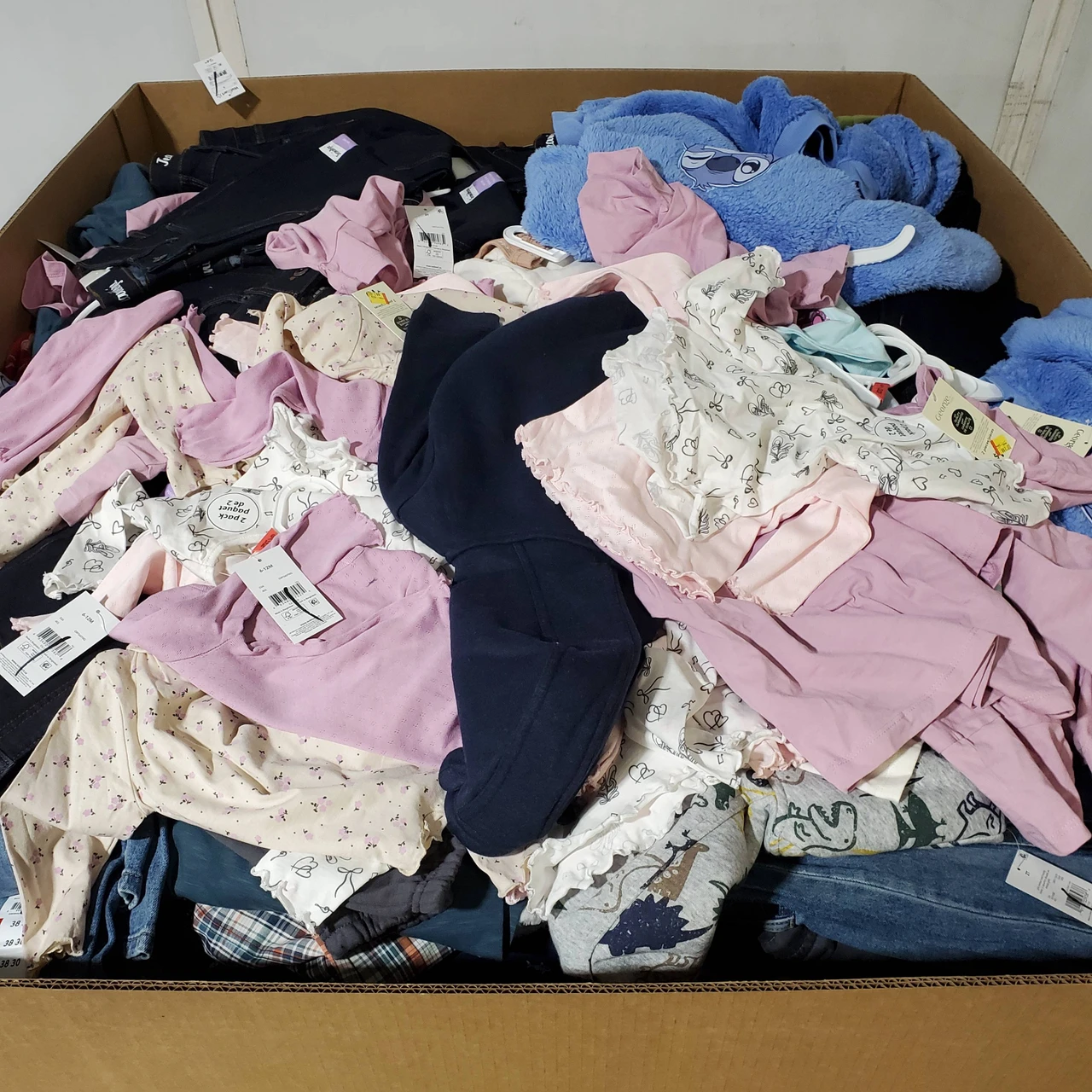 758 units of Clothing & Accessories - MSRP $10,177 - Returns (Lot # 975918)