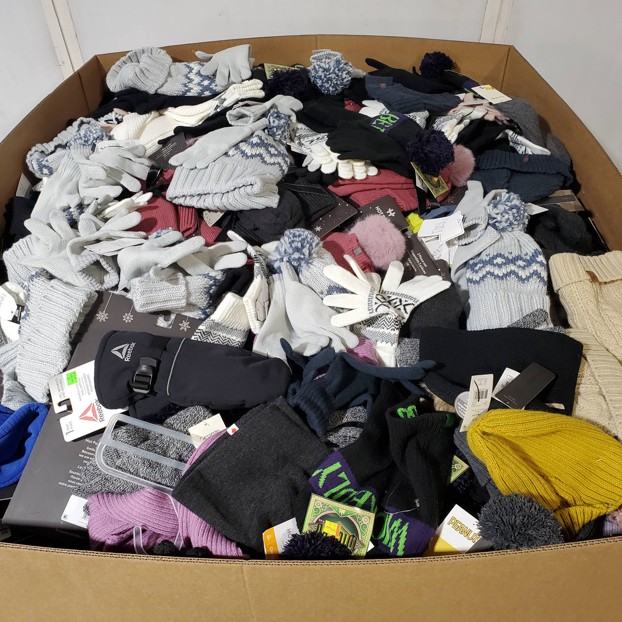 1115 units of Winter Accessories - MSRP $14,285 - Returns (Lot # 975912)