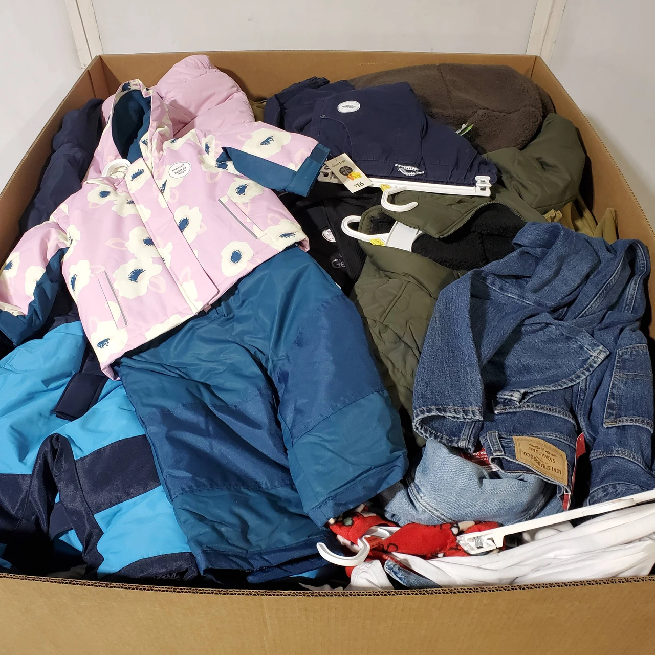 546 units of Clothing & Accessories - MSRP $8,072 - Returns (Lot # 975922)