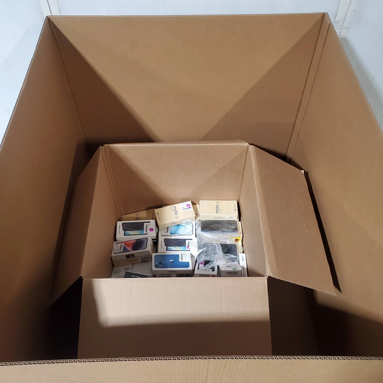 64 units of Smartphones - MSRP $25,209 - Salvage (Lot # 921008)