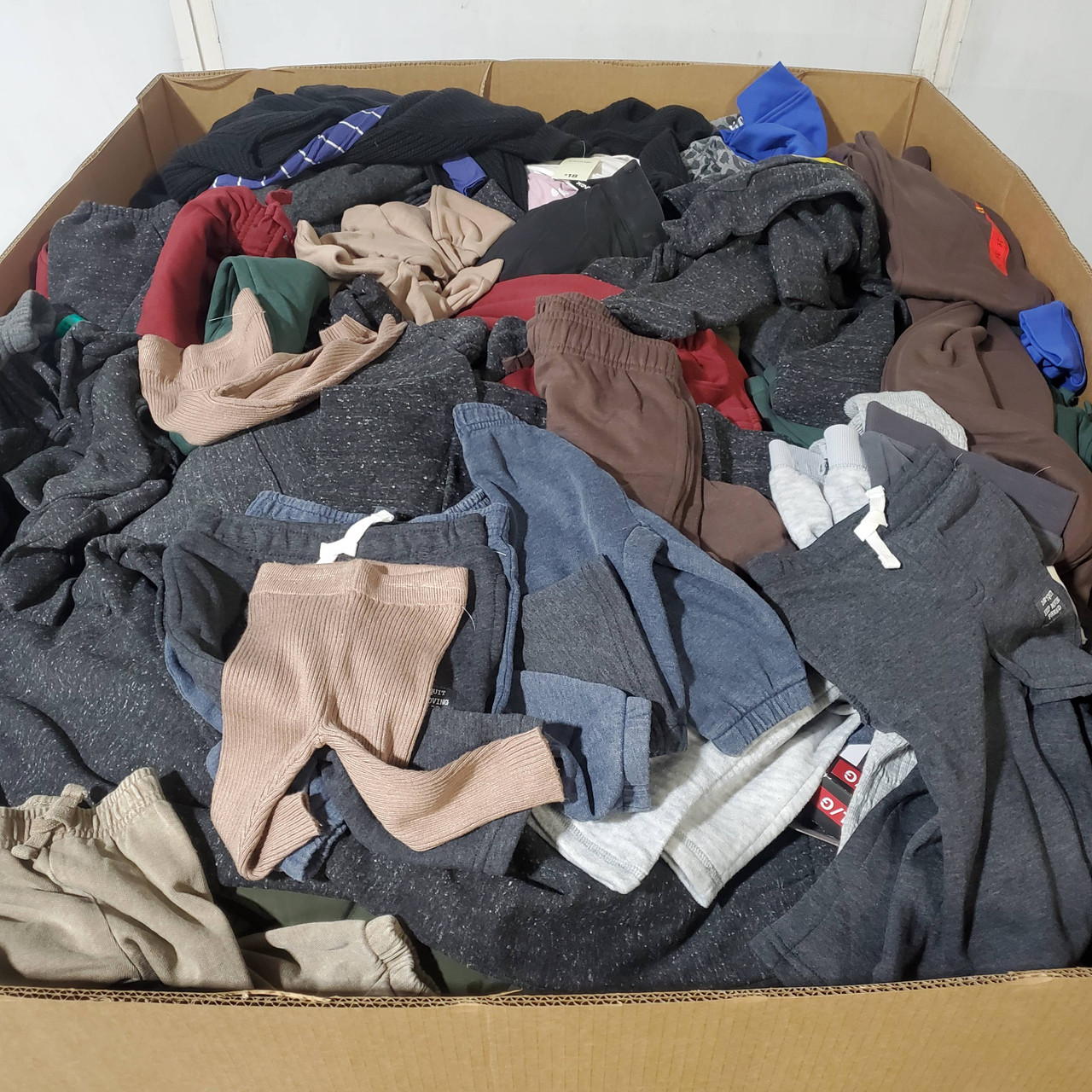 634 units of Clothing & Accessories - MSRP $6,337 - Returns (Lot # 980013)