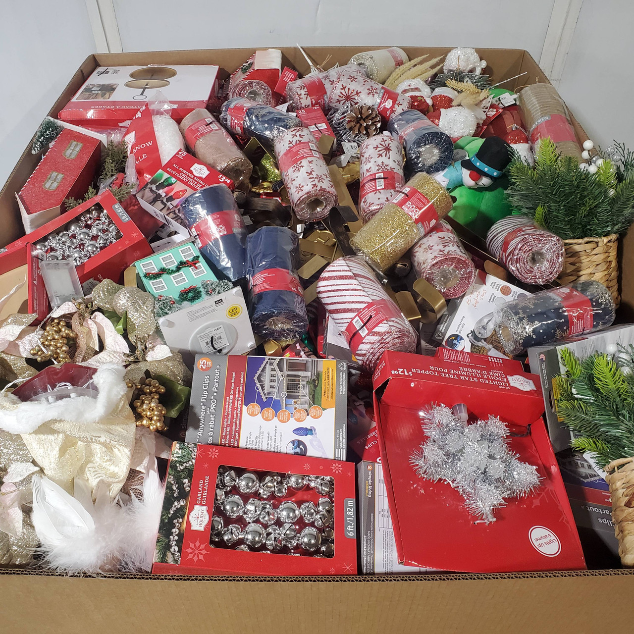 438 units of Christmas - MSRP $3,437 - Returns (Lot # 981904)