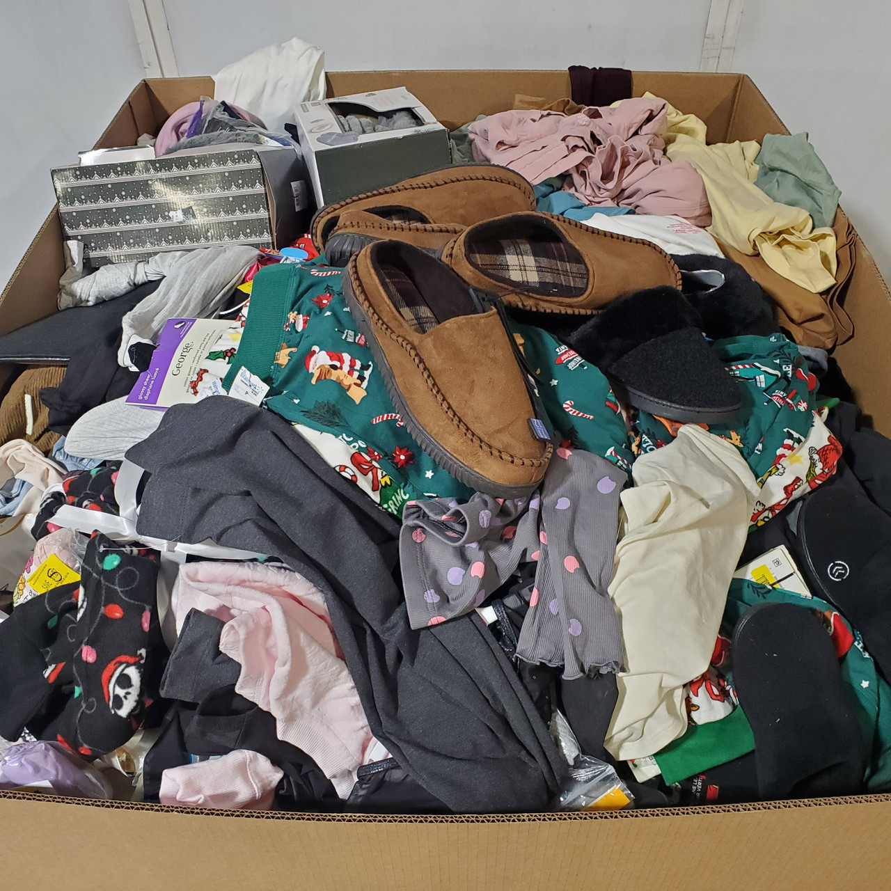 671 units of Clothing & Accessories - MSRP $6,703 - Returns (Lot # 983130)