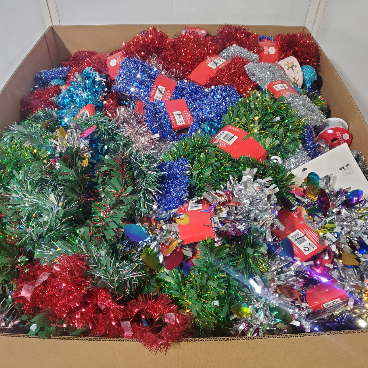 916 units of Christmas - MSRP $3,794 - Returns (Lot # 988313)
