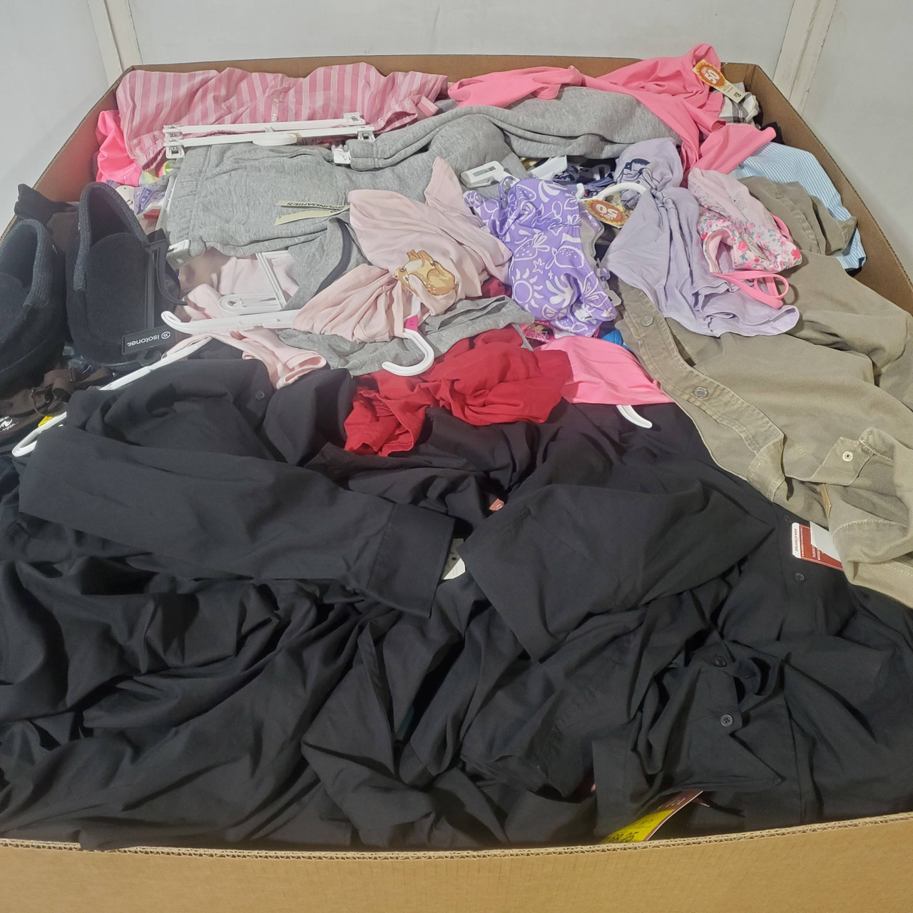 459 units of Clothing & Accessories - MSRP $4,601 - Returns (Lot # 1015614)