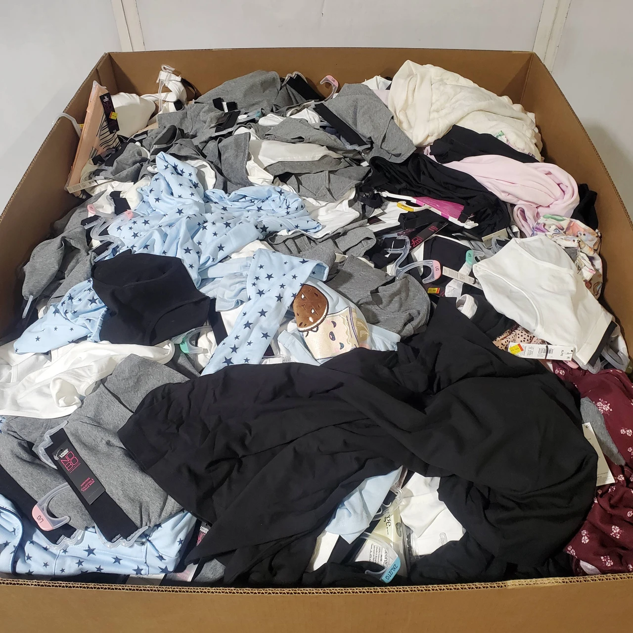 1102 units of Unmanifested Clothing - MSRP $11,020 - Returns (Lot # 1035913)