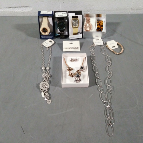 84 Units of Jewellery & Watches - MSRP 1010$ - Returns (Lot # 562957)