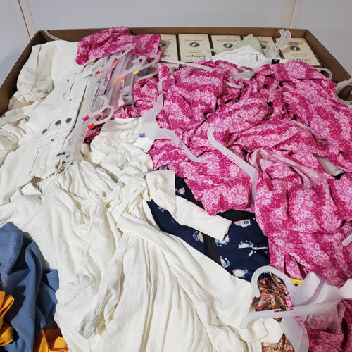 742 units of Women Clothing - MSRP $12,064 - Returns (Lot # 706115) -  Restock Canada