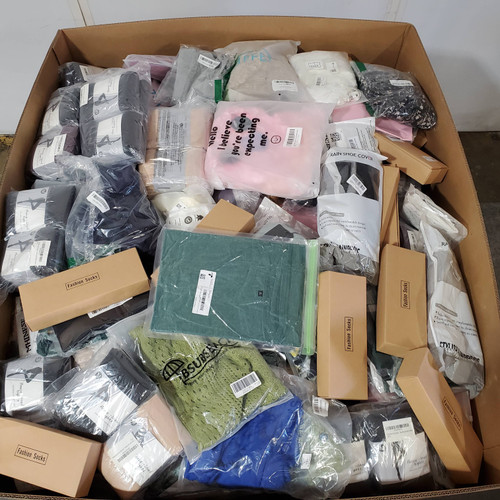707 units of Clothing & Accessories - MSRP $14,972 - Returns (Lot # 895707)