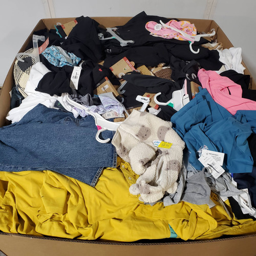 727 units of Clothing & Accessories - MSRP $11,581 - Returns (Lot # 938414)