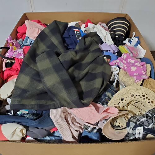 757 units of Clothing & Accessories - MSRP $10,913 - Returns (Lot # 939222)
