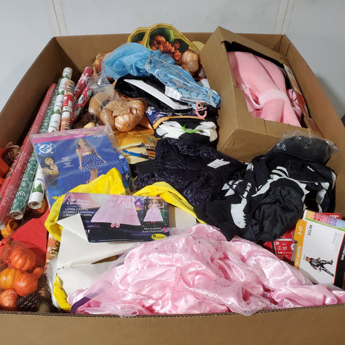 511 units of Holidays & Party - MSRP $5,945 - Returns (Lot # 946215)