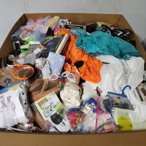 661 units of Holidays & Party - MSRP $5,100 - Returns (Lot # 946310)