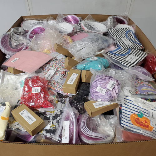 897 units of Clothing & Accessories - MSRP $19,629 - Returns (Lot # 943129)