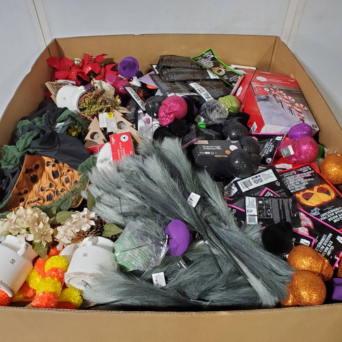 689 units of Holidays & Party - MSRP $6,282 - Returns (Lot # 948105)