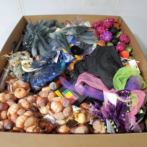 761 units of Holidays & Party - MSRP $7,298 - Returns (Lot # 948902)