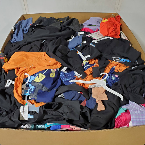 893 units of Clothing & Accessories - MSRP $13,397 - Returns (Lot # 949215)
