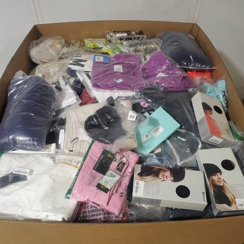 770 units of Clothing & Accessories - MSRP $15,227 - Returns (Lot # 950508)