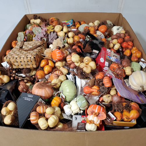 1060 units of Halloween & More - MSRP $6,060 - Returns (Lot # 958704)