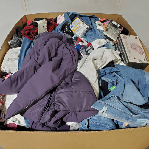 969 units of Clothing & Accessories - MSRP $13,096 - Returns (Lot # 959102)