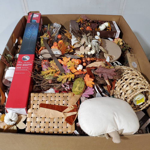 495 units of Holidays & Party - MSRP $3,064 - Returns (Lot # 959118)