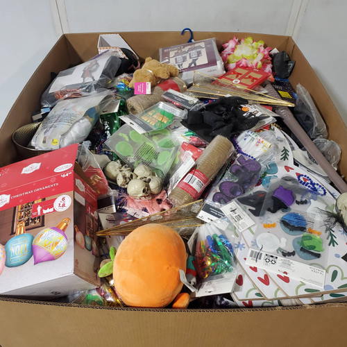 807 units of Holidays & Party - MSRP $4,472 - Returns (Lot # 961017)