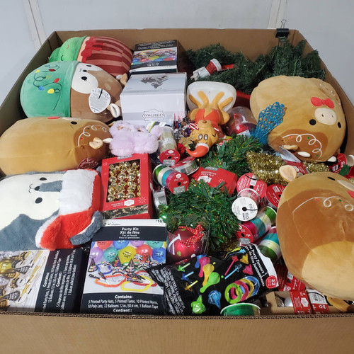 1636 units of Christmas & More (2 Gaylords) - MSRP $8,536 - Returns (Lot # 961023)