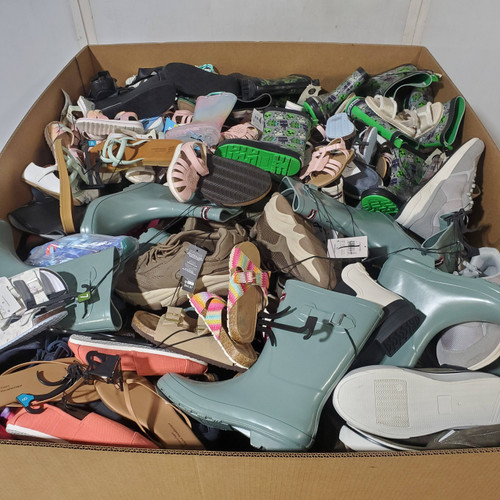 309 units of Shoes (pair) - MSRP $7,665 - Returns (Lot # 961816)