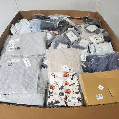 835 units of Clothing & Accessories - MSRP $17,766 - Returns (Lot # 952403)