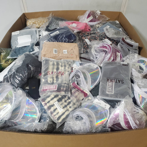 763 units of Clothing & Accessories - MSRP $18,542 - Returns (Lot # 939340)